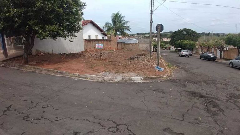 Vende-se terreno urbano com frente para a Rua Rui Barbosa em Lucélia