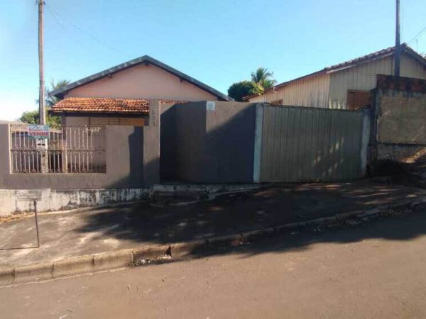 Vende-se imóvel residencial na Avenida Vereador Jorge Mansur Filho em Lucélia