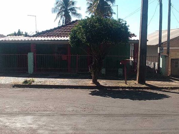 Vende-se imóvel residencial com boa localização a Rua Manoel Lopes em Lucélia SP